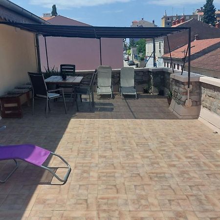 Apartment In Centre With Huge Terace Pula Exterior foto