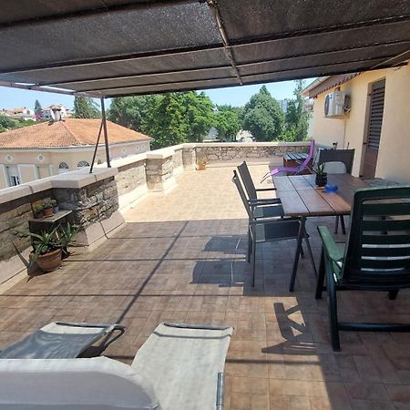 Apartment In Centre With Huge Terace Pula Exterior foto