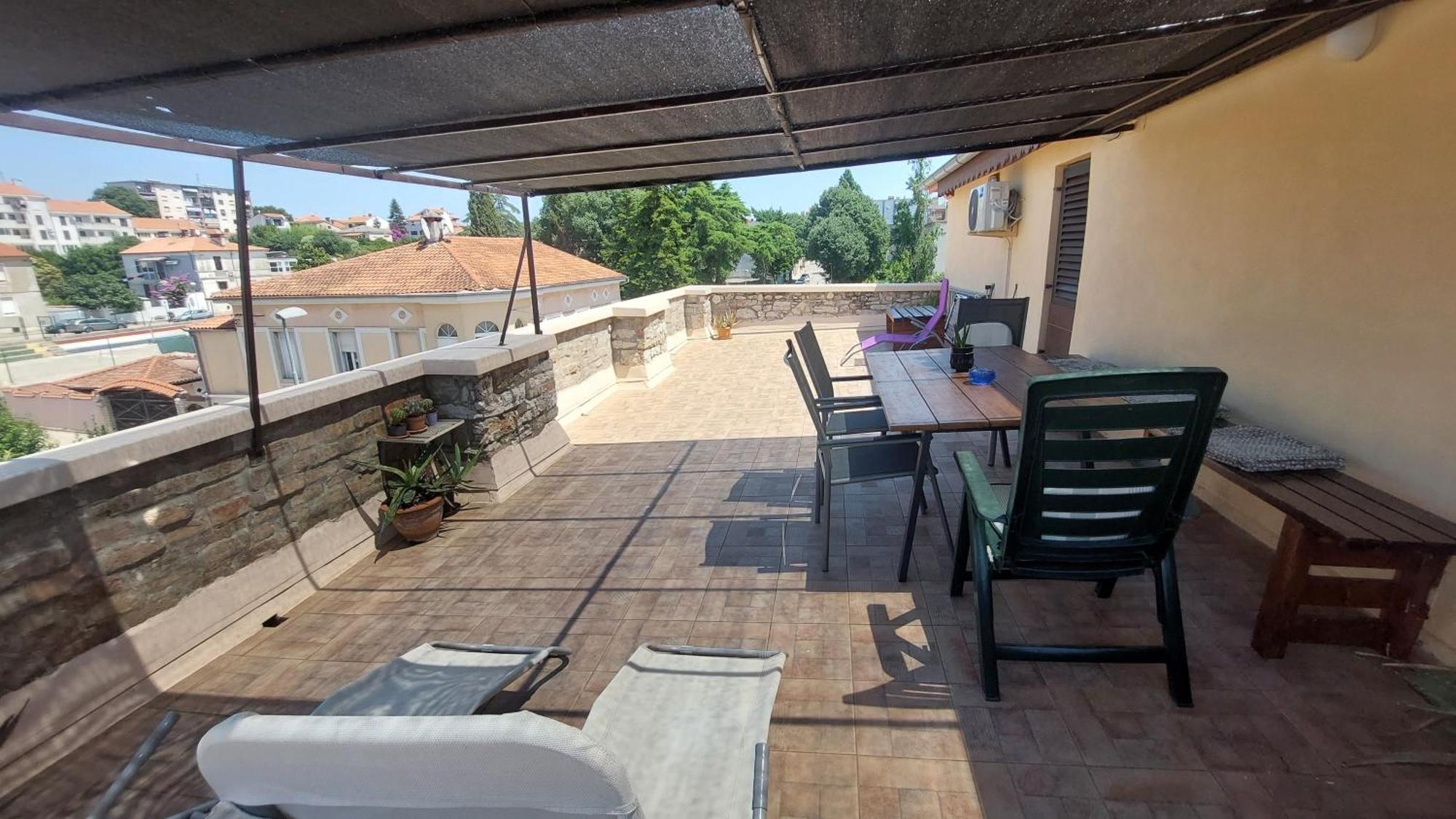 Apartment In Centre With Huge Terace Pula Exterior foto