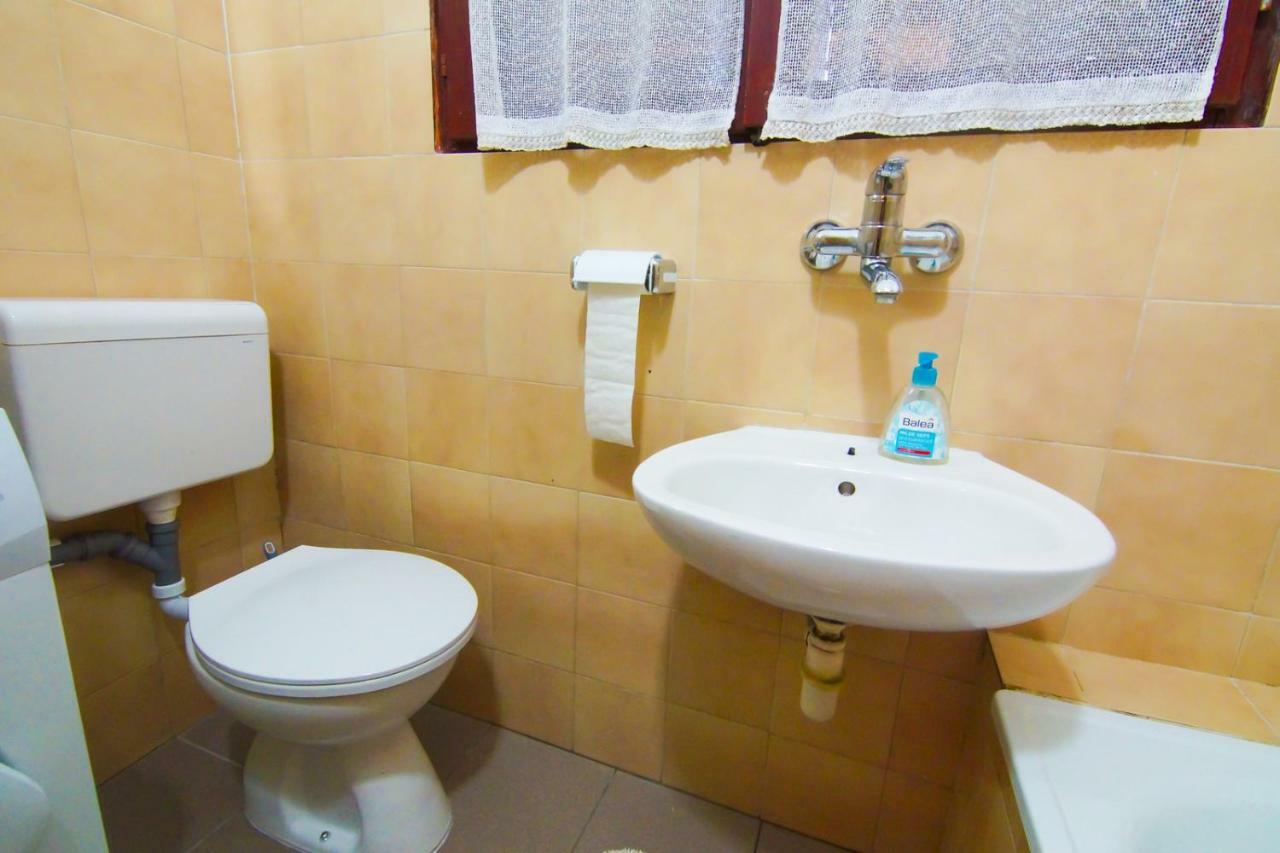 Apartment In Centre With Huge Terace Pula Exterior foto