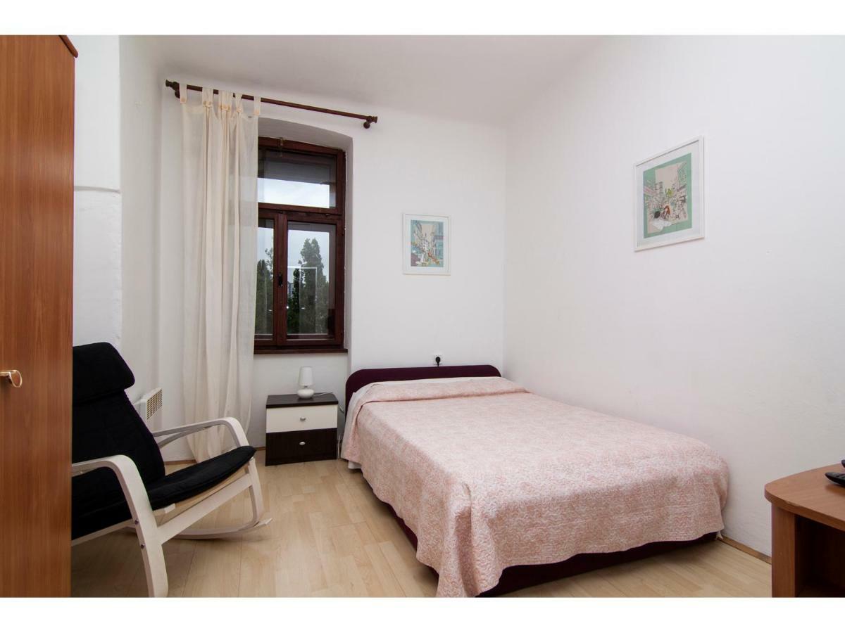Apartment In Centre With Huge Terace Pula Exterior foto